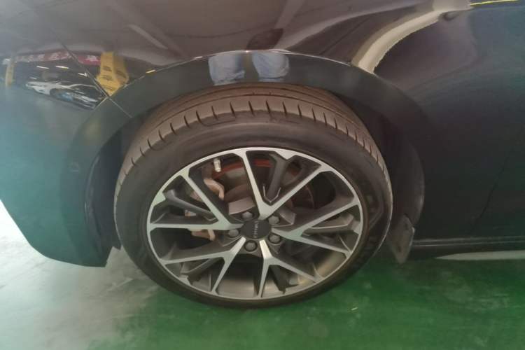Used Lynk & Co 03 2020 2.0TD Automatic Jing Pro Edition Left Front Wheel Hub