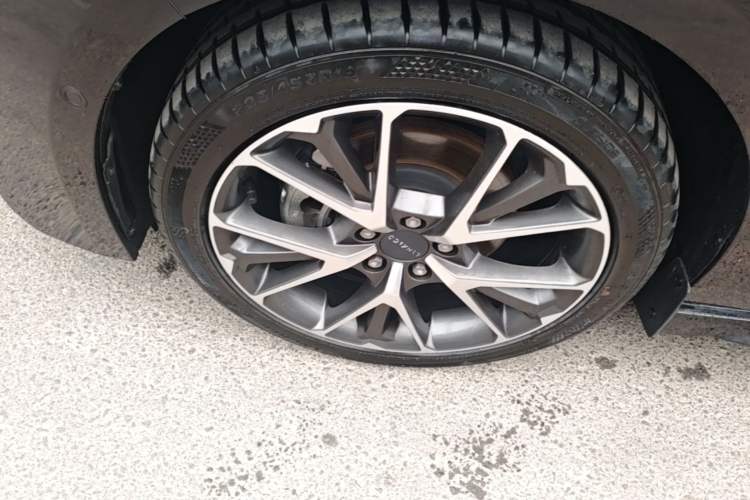 Used Lynk & Co 03 2020 2.0TD Automatic Jing Pro Edition Left Front Wheel Hub