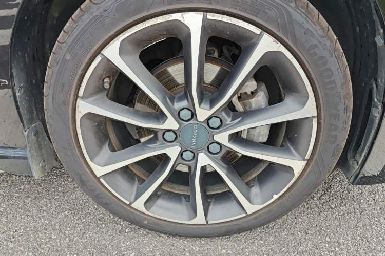 Used Lynk & Co 03 2020 2.0TD Automatic Trend Edition Right Front Wheel Hub