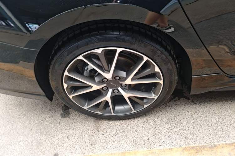 Used Lynk & Co 03 2020 2.0TD Automatic Jing Pro Edition Right Rear Wheel Hub