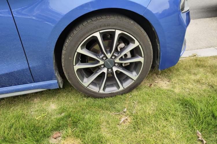 Used Lynk & Co 03 2020 2.0TD Automatic Trend Edition Right Front Wheel Hub
