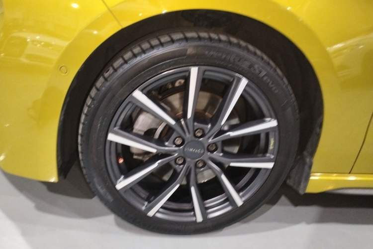 Used Lynk & Co 03 2020 03+ 2.0TD Automatic Wind-Chasing Edition Left Front Wheel Hub
