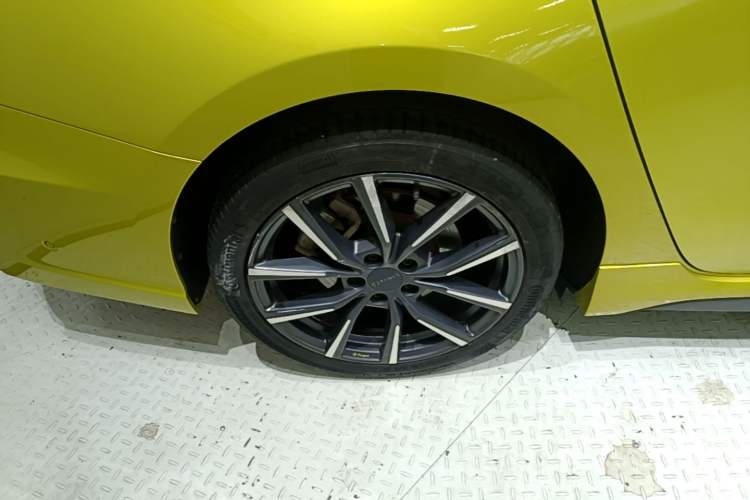 Used Lynk & Co 03 2020 03+ 2.0TD Automatic Wind-Chasing Edition Right Rear Wheel Hub