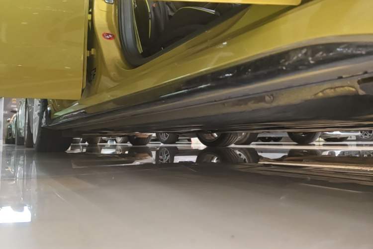 Used Lynk & Co 03 2020 03+ 2.0TD Automatic Wind-Chasing Edition Right Side Sill