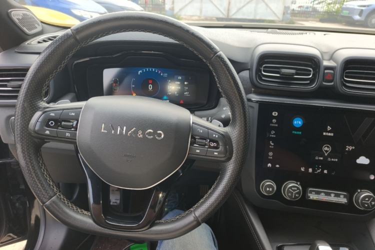 Used Lynk & Co 03 2021 2.0TD Automatic Trendy Champion Edition Center Console