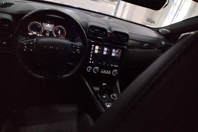 Used Lynk & Co 03 2021 2.0TD Automatic Trendy Champion Edition Center Console
