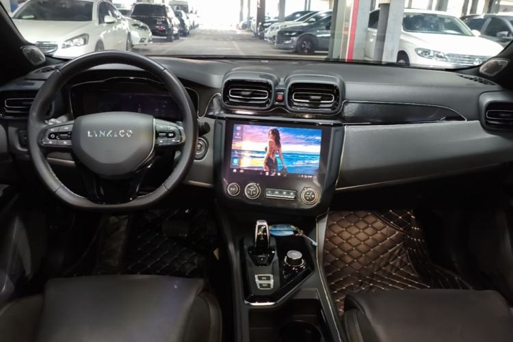 Used Lynk & Co 03 2021 2.0TD Automatic Trendy Champion Edition Center Console