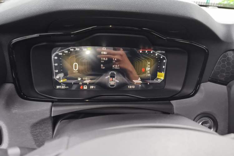 Used Lynk & Co 03 2021 1.5TD DCT JingPro Odometer Close Up