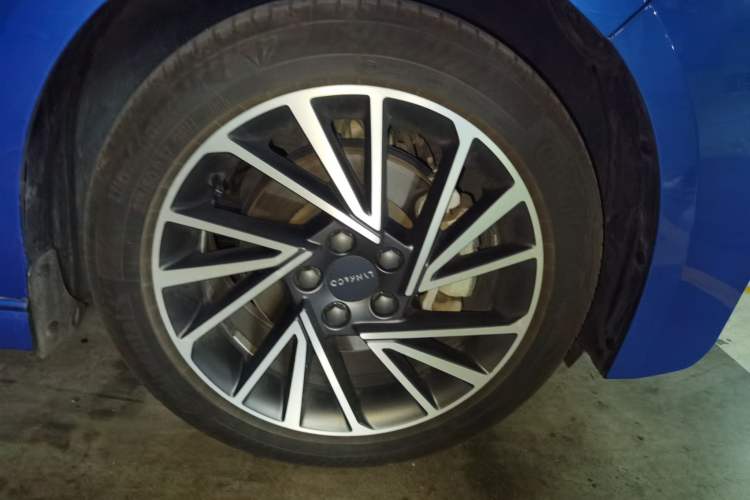 Used Lynk & Co 03 2021 1.5TD DCT JingPlus Right Front Wheel Hub
