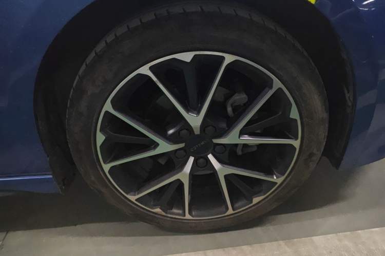 Used Lynk & Co 03 2021 2.0TD Automatic Trendy Champion Edition Right Front Wheel Hub