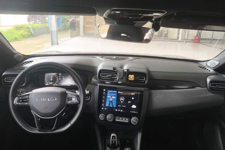 Used Lynk & Co 03 2021 2.0TD Automatic Trendy Champion Edition Center Console