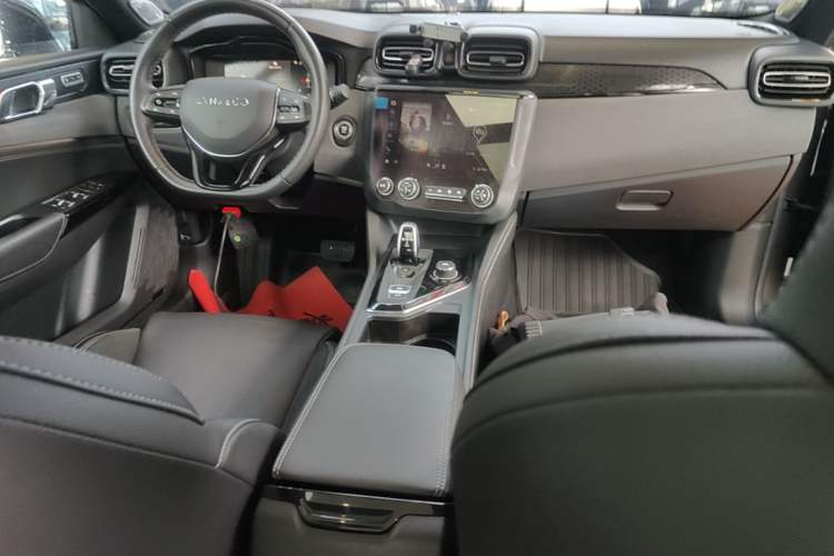 Used Lynk & Co 03 2021 2.0TD Automatic Trendy Champion Edition Center Console