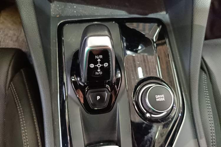 Used Lynk & Co 03 2021 2.0TD Automatic Trendy Champion Edition Gear Lever