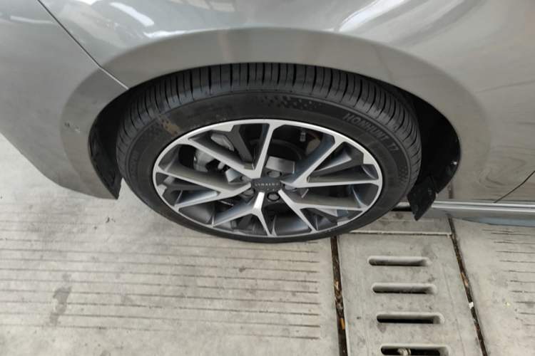 Used Lynk & Co 03 2021 2.0TD Automatic Trendy Champion Edition Left Front Wheel Hub