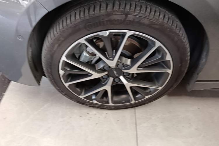 Used Lynk & Co 03 2021 2.0TD Automatic JingPro Left Front Wheel Hub
