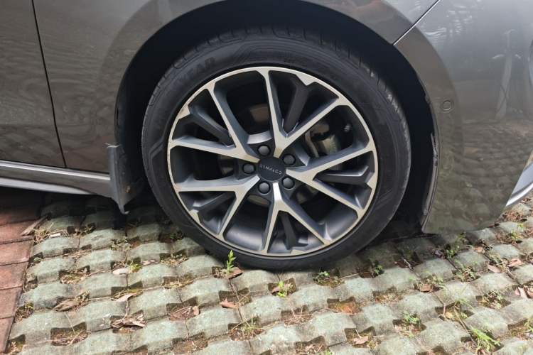 Used Lynk & Co 03 2021 2.0TD Automatic Trendy Champion Edition Right Front Wheel Hub