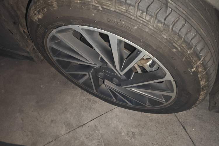 Used Lynk & Co 03 2021 2.0TD Automatic Jing Plus Right Front Wheel Hub