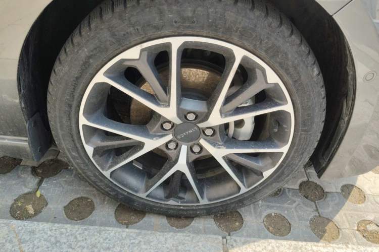 Used Lynk & Co 03 2021 2.0TD Automatic Trendy Champion Edition Right Front Wheel Hub