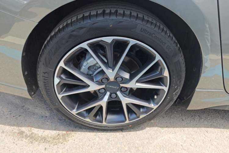 Used Lynk & Co 03 2021 2.0TD Automatic Trendy Champion Edition Right Rear Wheel Hub