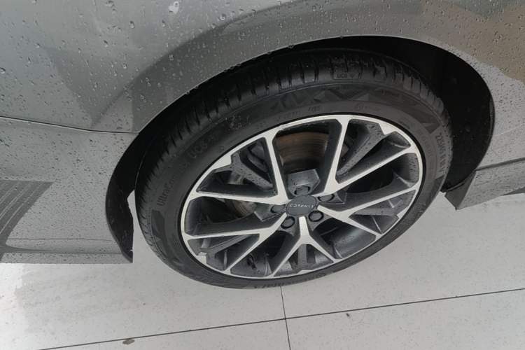 Used Lynk & Co 03 2021 2.0TD Automatic Trendy Champion Edition Right Rear Wheel Hub
