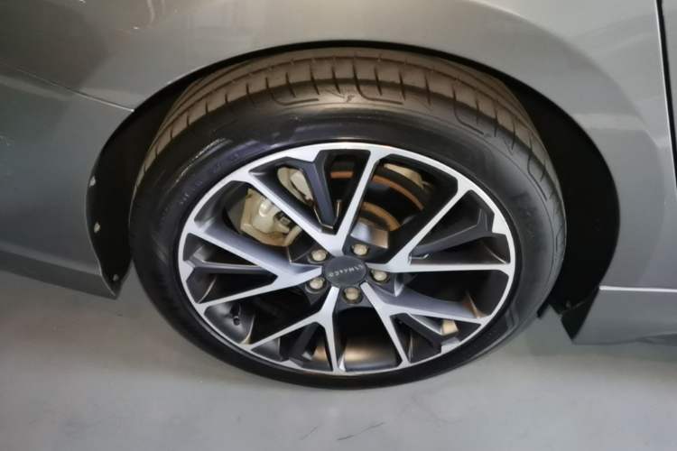 Used Lynk & Co 03 2021 2.0TD Automatic Trendy Champion Edition Right Rear Wheel Hub