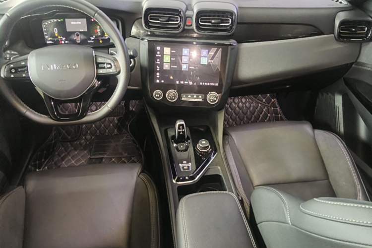 Used Lynk & Co 03 2021 2.0TD Automatic Trendy Champion Edition Center Console