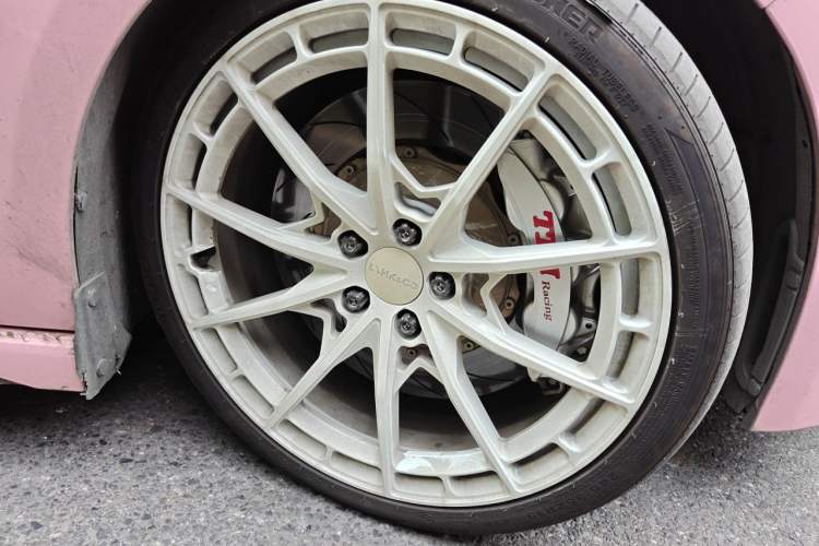 Used Lynk & Co 03 2021 03+ 2.0TD Automatic Performance Package Edition Right Front Wheel Hub