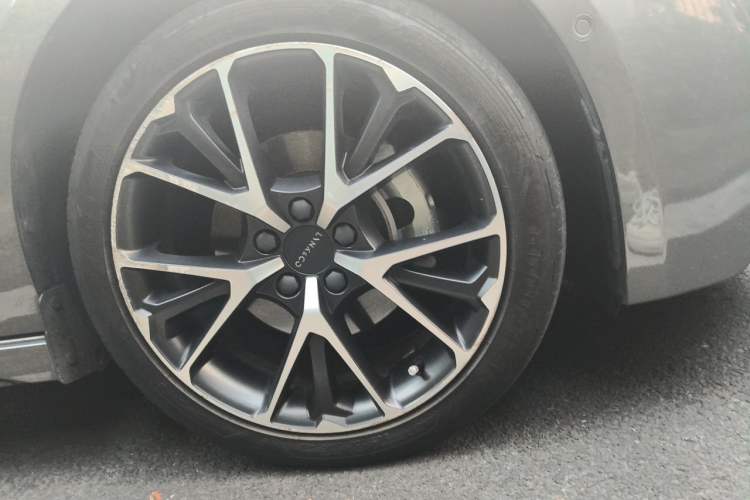 Used Lynk & Co 03 2021 2.0TD Automatic Trendy Champion Edition Right Front Wheel Hub
