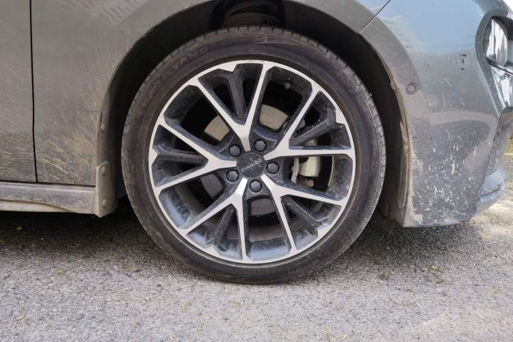 Used Lynk & Co 03 2021 2.0TD Automatic Trendy Champion Edition Right Front Wheel Hub