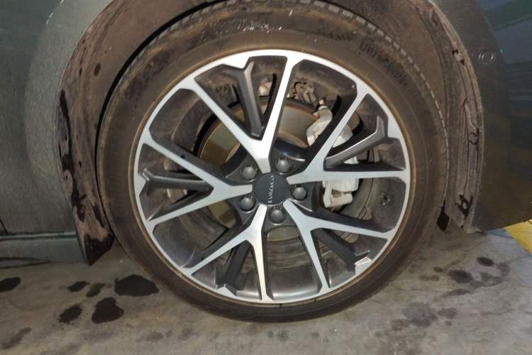 Used Lynk & Co 03 2021 2.0TD Automatic Trendy Champion Edition Right Front Wheel Hub