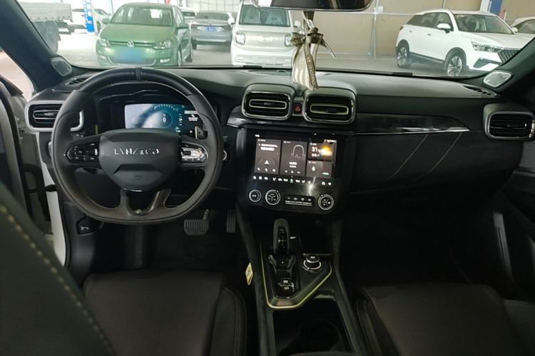 Used Lynk & Co 03 2021 2.0TD Automatic Trendy Champion Edition Center Console