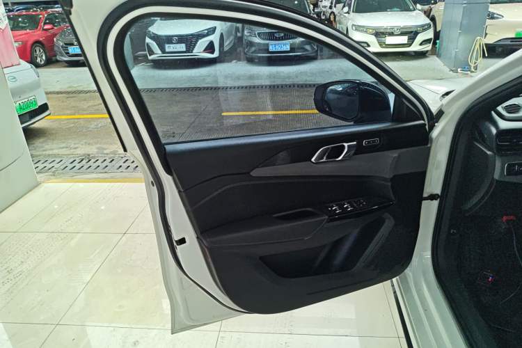Used Lynk & Co 03 2021 2.0TD Automatic Trendy Champion Edition Interior 4