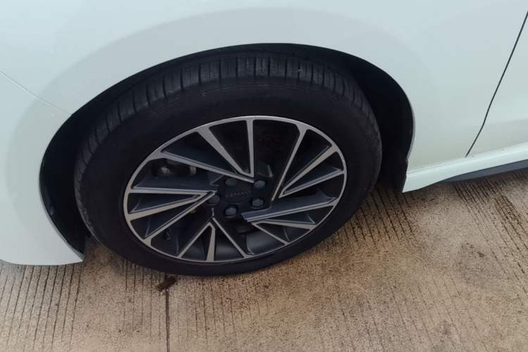 Used Lynk & Co 03 2021 2.0TD Automatic Jing Plus Left Front Wheel Hub