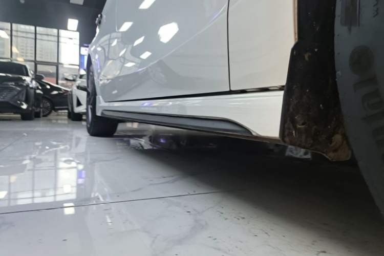 Used Lynk & Co 03 2021 1.5TD DCT JingPlus Right Side Sill