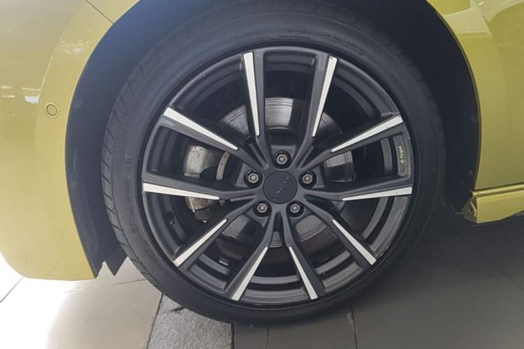 Used Lynk & Co 03 2021 03+ 2.0TD Automatic Wind-Chasing Edition Left Front Wheel Hub