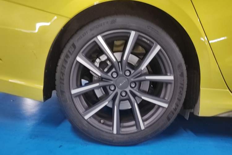 Used Lynk & Co 03 2021 03+ 2.0TD Automatic Wind-Chasing Edition Right Rear Wheel Hub