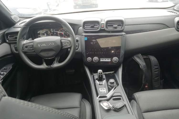 Used Lynk & Co 03 2022 2.0TD DCT JingPro Center Console