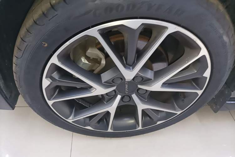 Used Lynk & Co 03 2022 2.0TD DCT JingPro Left Front Wheel Hub