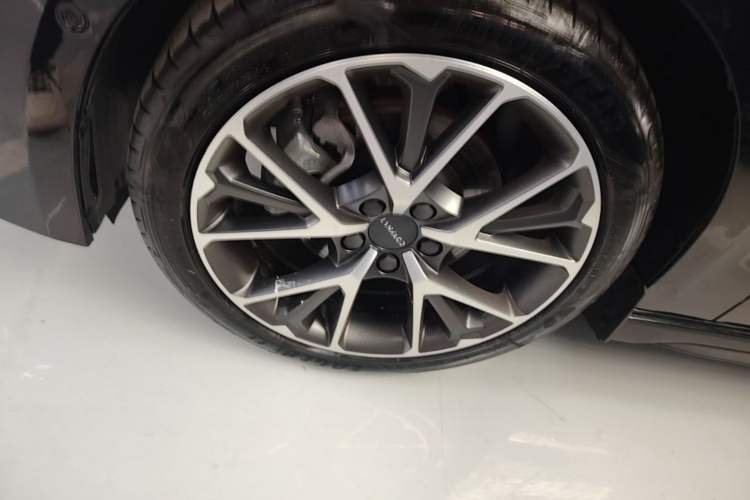 Used Lynk & Co 03 2022 2.0TD DCT JingPro Left Front Wheel Hub