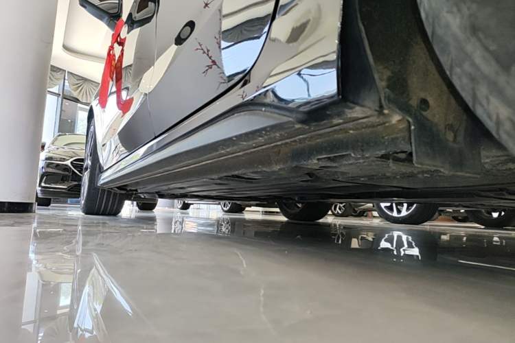 Used Lynk & Co 03 2022 1.5TD DCT JingPro Left Side Sill