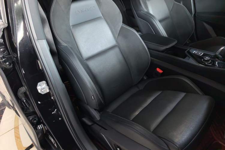 Used Lynk & Co 03 2022 2.0TD DCT JingPro Right Front Seat