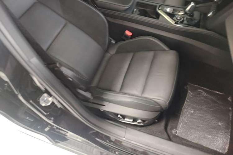 Used Lynk & Co 03 2022 2.0TD DCT JingPro Right Front Seat