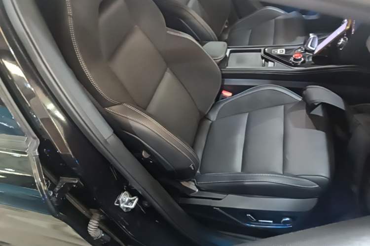 Used Lynk & Co 03 2022 2.0TD DCT JingPro Right Front Seat