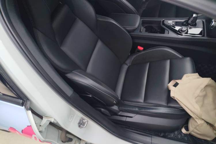 Used Lynk & Co 03 2022 2.0TD DCT GenioPlus Right Front Seat