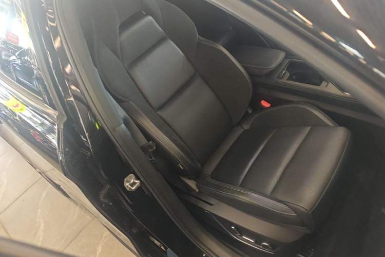 Used Lynk & Co 03 2022 2.0TD DCT JingPro Right Front Seat