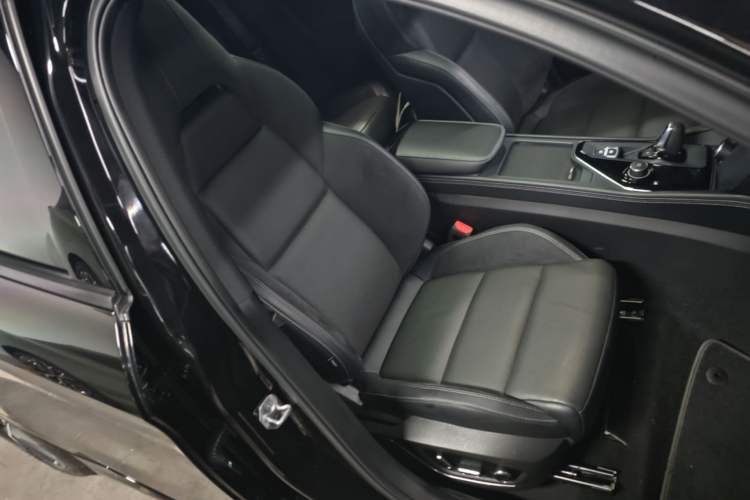 Used Lynk & Co 03 2022 2.0TD DCT JingPro Right Front Seat