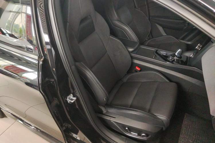 Used Lynk & Co 03 2022 2.0TD DCT JingPro Right Front Seat