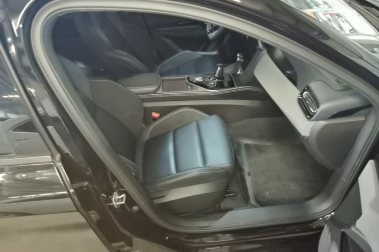Used Lynk & Co 03 2022 2.0TD DCT GenioPlus Right Front Seat