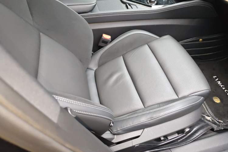 Used Lynk & Co 03 2022 2.0TD DCT JingPro Right Front Seat