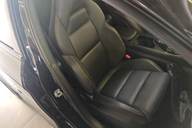 Used Lynk & Co 03 2022 2.0TD DCT GenioPlus Right Front Seat